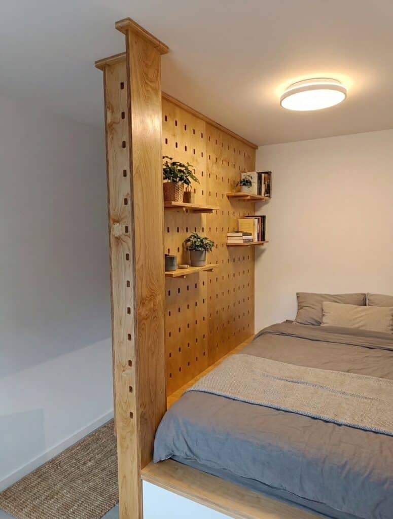 zástěna z březové překližky dodá vaší posteli útulnost