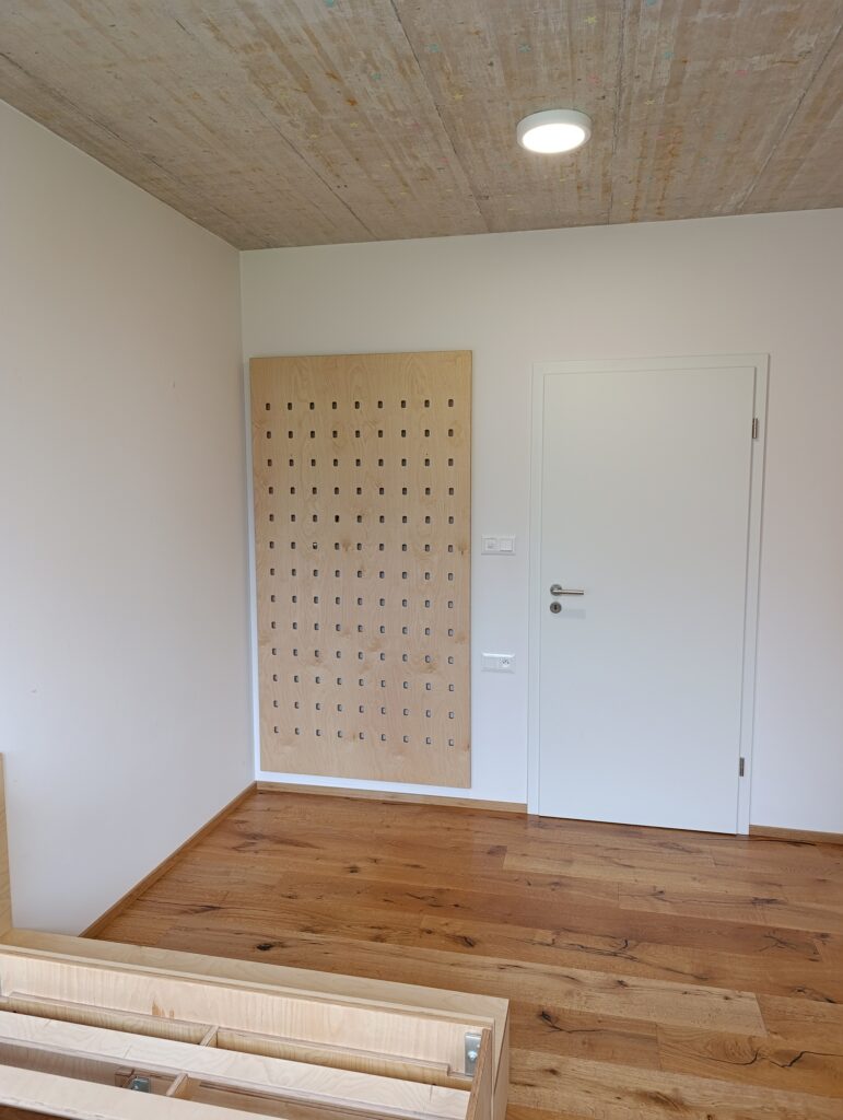 pogboard z březové překližky na stěnu