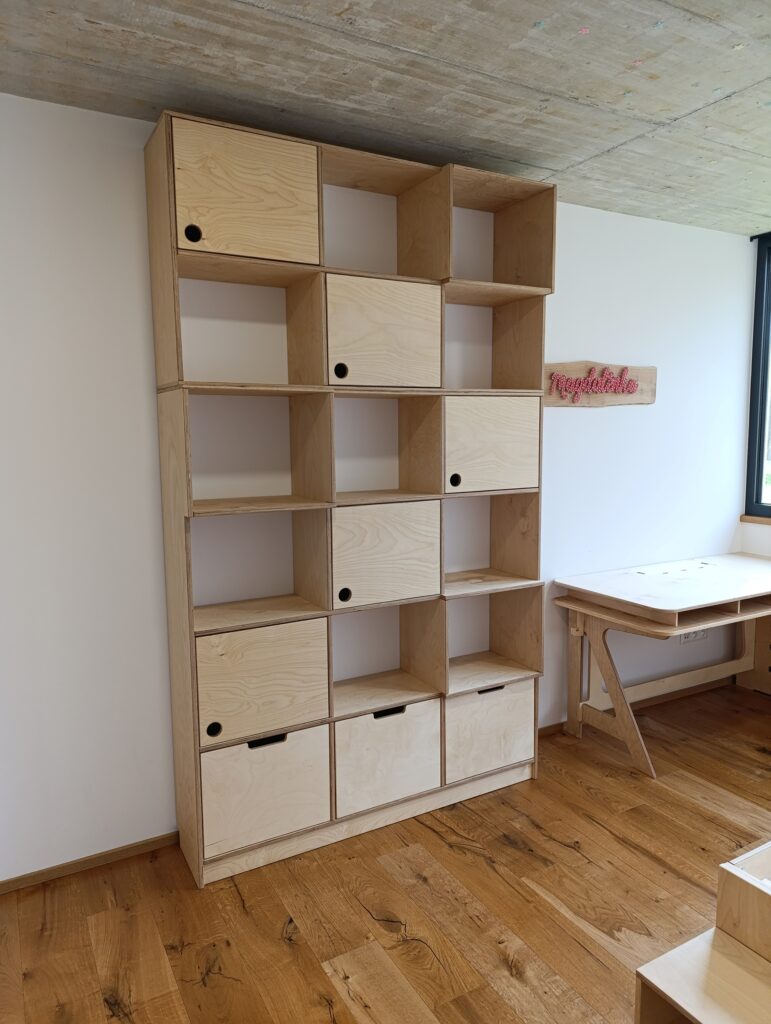 knihovna z březové překližky