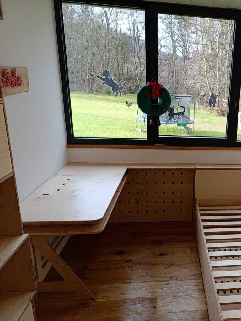 psací stůl z březové překližky