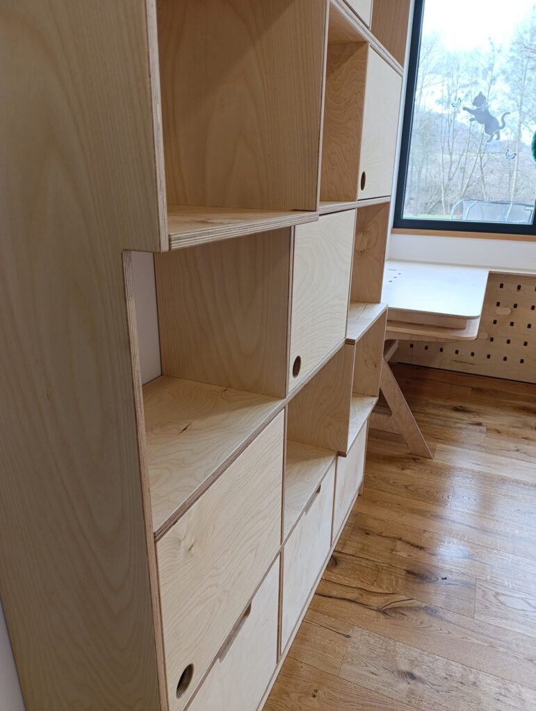 detail knihovny z březové překližky