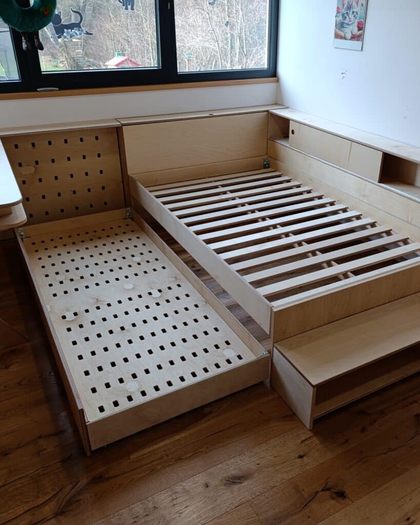 Postel z březové překližky s přistýlkou