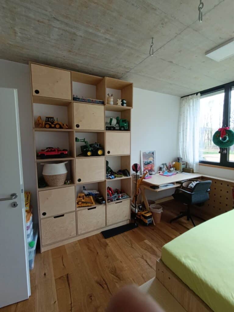 knihovna z březové překližky