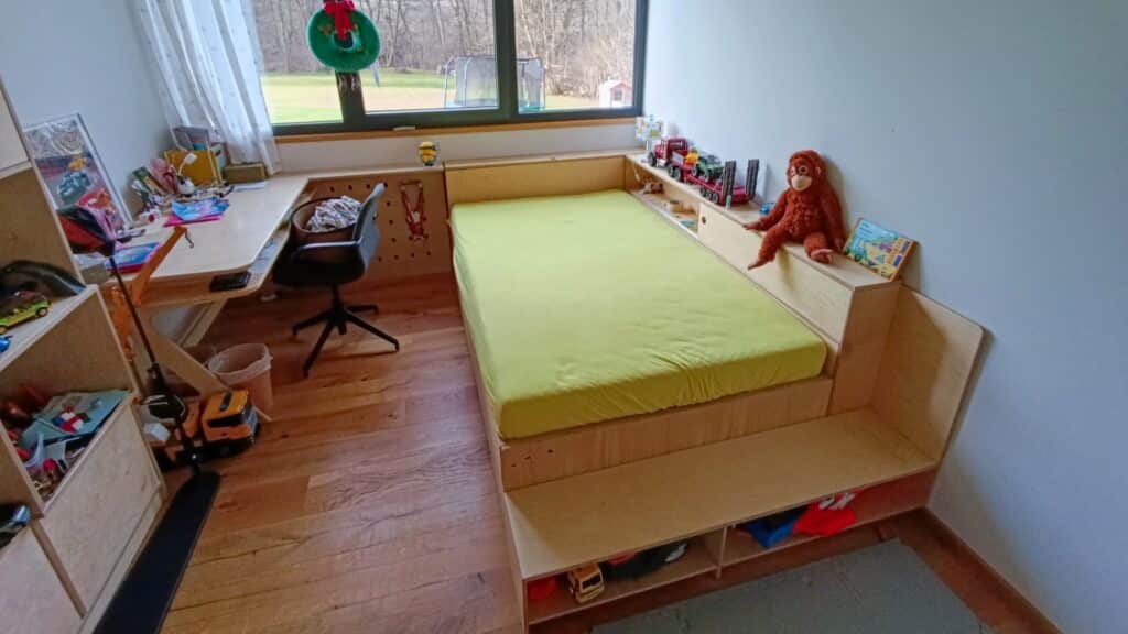 pokojík z březové překližky postel stůl i knihovna